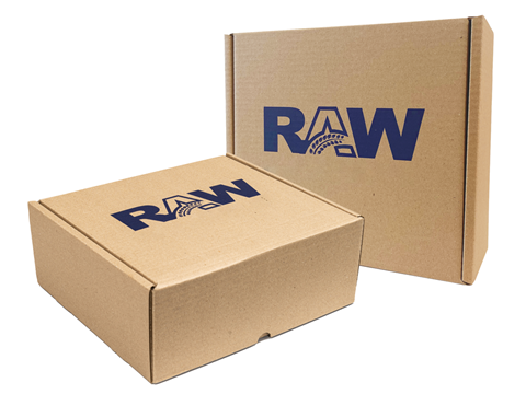 Due scatole marroni su uno sfondo bianco. Uno è piatto, uno in piedi in piedi. Entrambi hanno il logo "Raw" stampato su di loro in un carattere blu scuro.