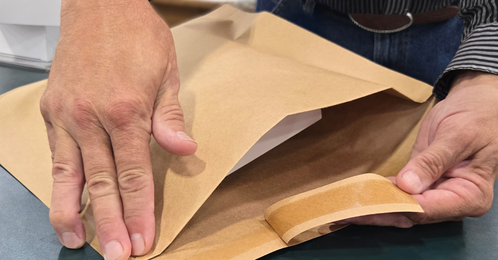 Recyclable paper mailer helps e-commerce businesses comply with waste laws Recyclable paper mailer helps e-commerce businesses comply with waste laws