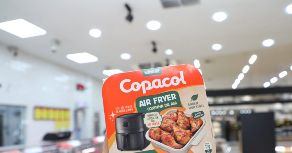 Cellulose tray designed for use in air fryer is used to pack frozen chicken