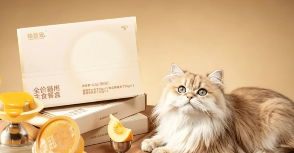Inverted cup from Amcor and Ge Wu An to serve wet pet food in one clean piece