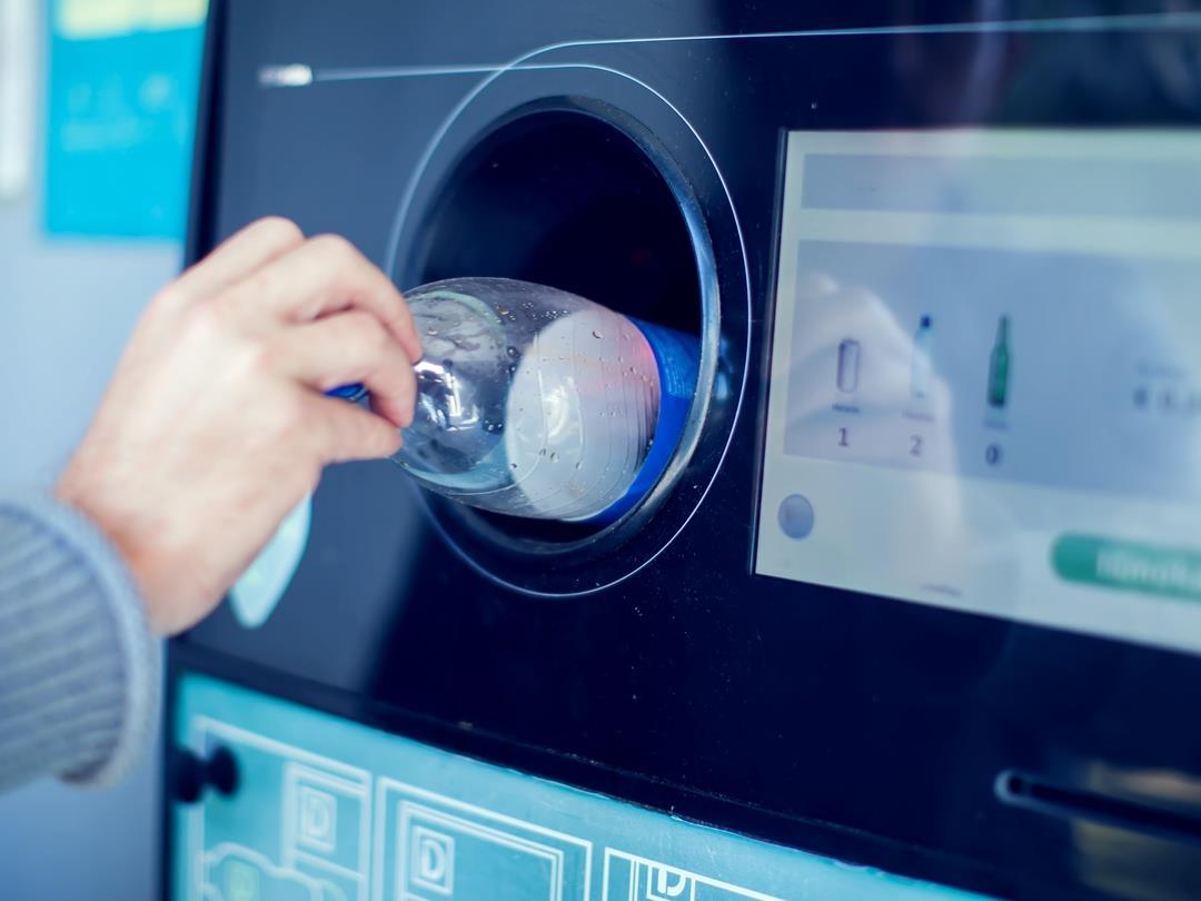 What does DRS offer as part of local and global responses to plastic