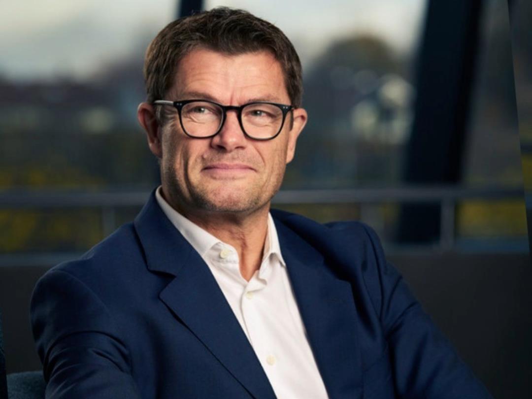 A picture of the author of the article: a man with glasses smiling