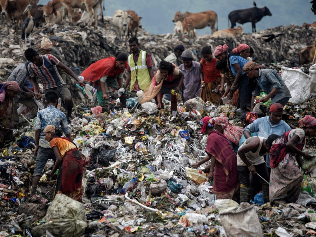 PE_People_on_Landfill