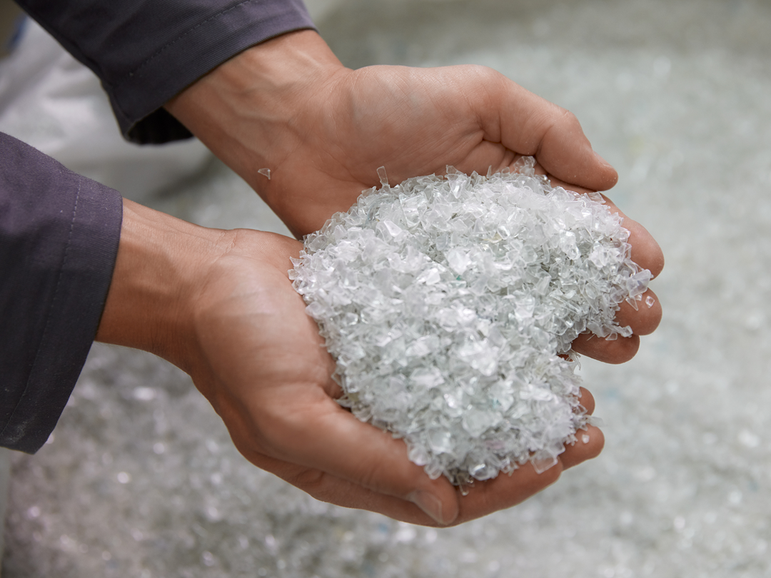 ALPLA-rPET-Flakes-Hand.png