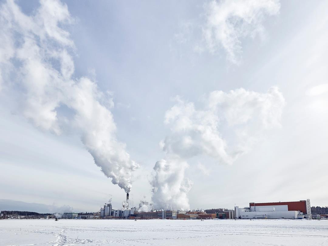 An image of a snowscape. In the distance is Stora Enso's Imatra Mills, the stacks releasing large clouds into the sky.
