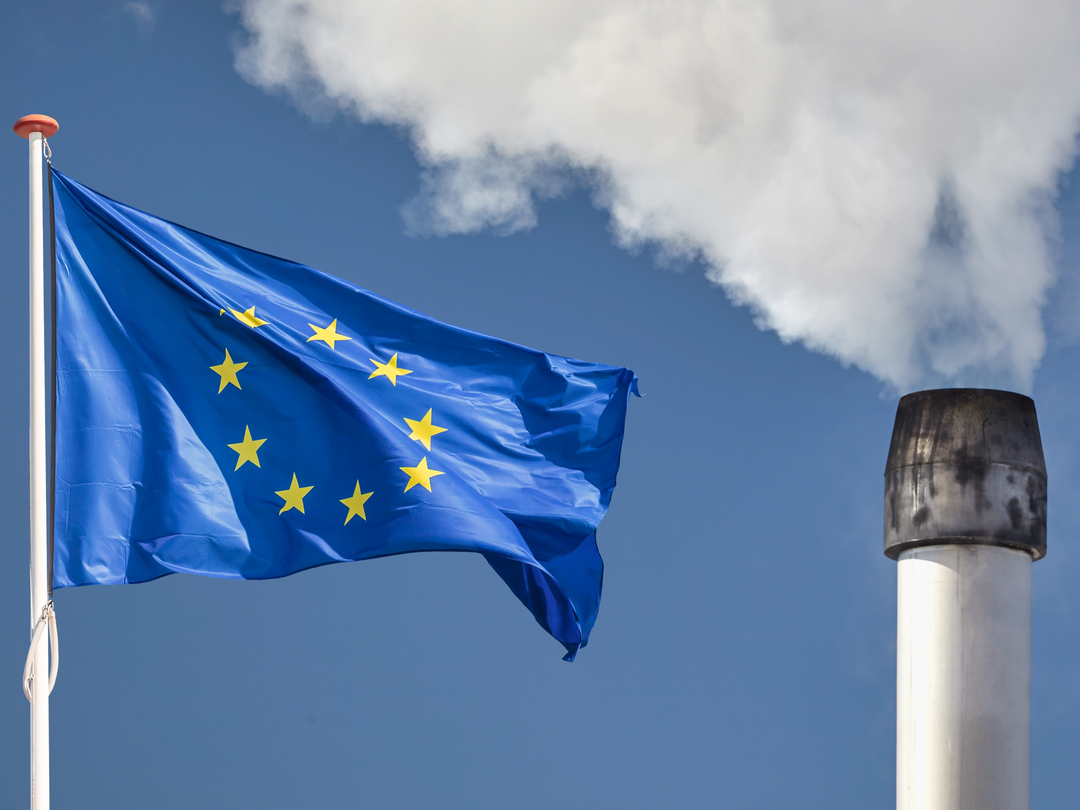 PE_EU_Flag_and_Chimney