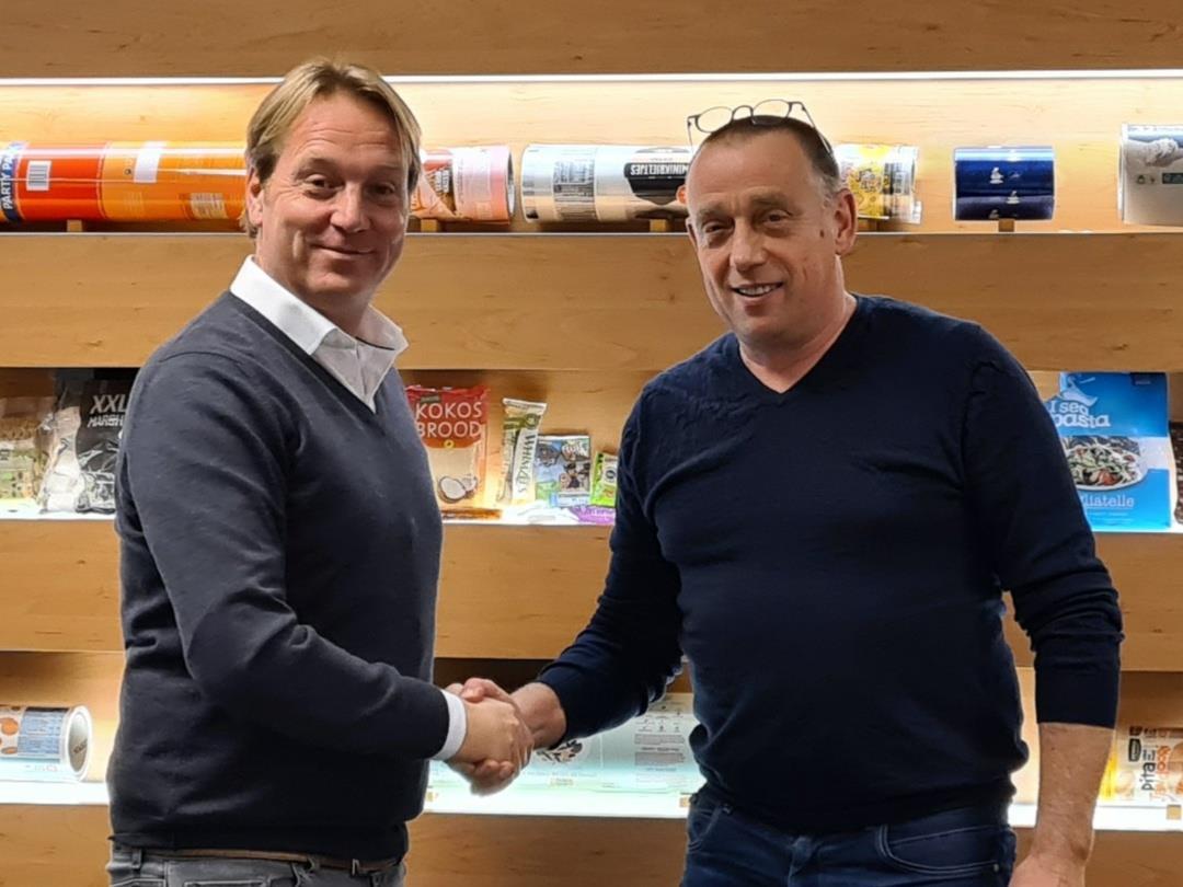 Vincent Tol, managing director Adriaan Dekker, and Joan Hanegraaf, CEO of Oerlemans Packaging Group, shake hands and smile…