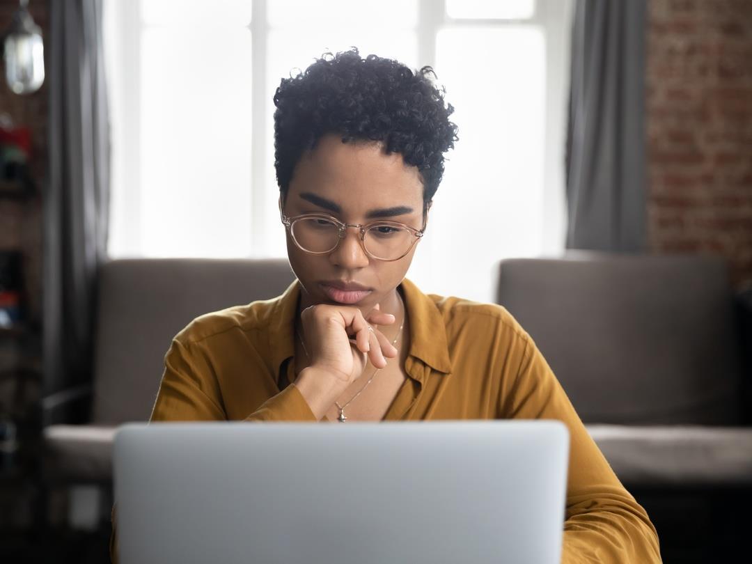 PE_Woman_on_Computer