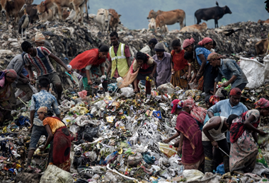 PE_People_on_Landfill