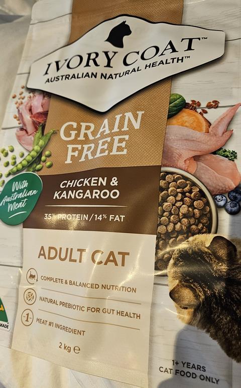 Cangaroo-flavoured cat food in flexible packaging