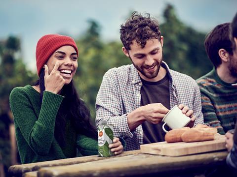 People_friends-eating-outside