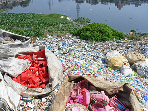 PE_Plastic_Waste_River